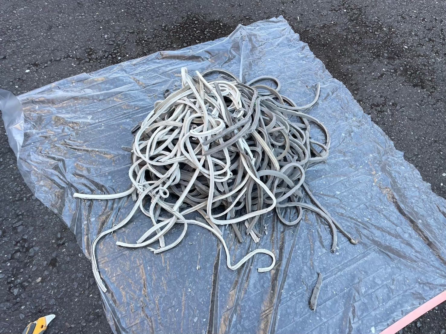 撤去したシーリング材の山