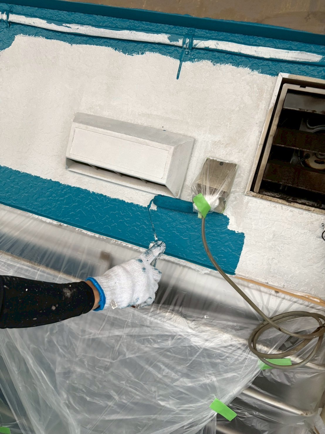 外壁塗装の中塗り作業中