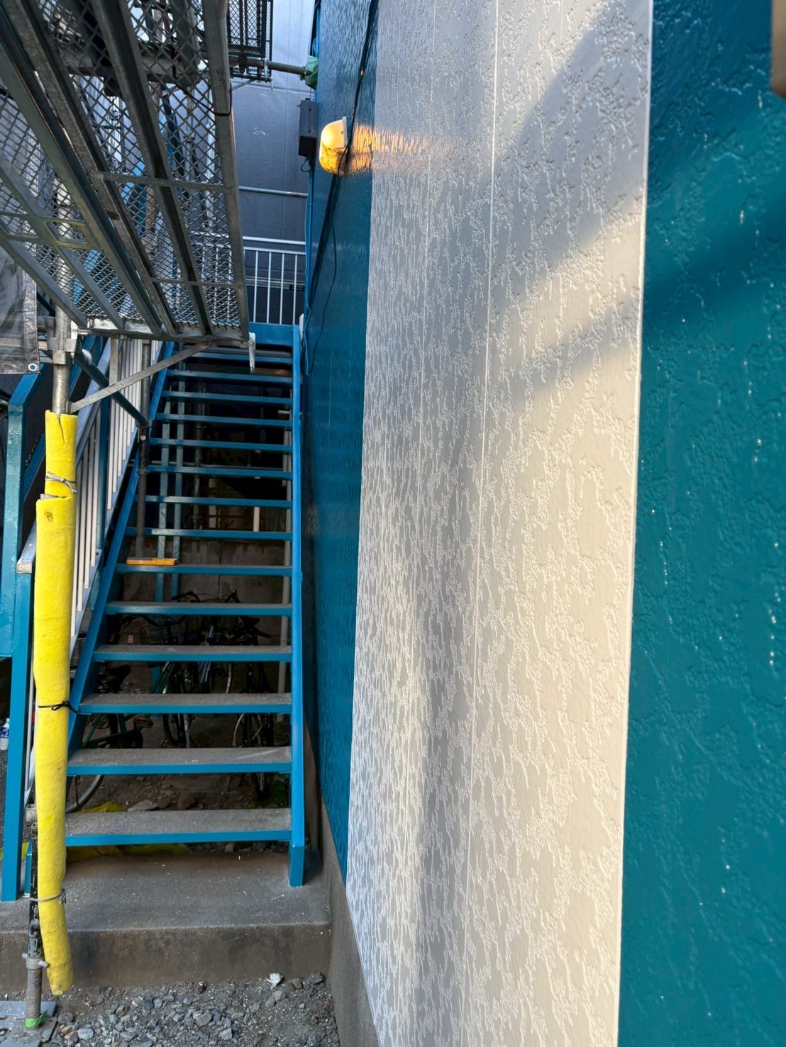 塗装が完了した鉄骨階段と外壁