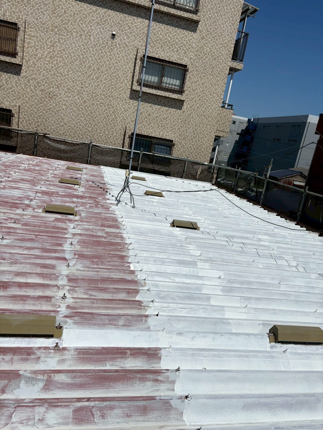 屋根の下塗り状況を確認