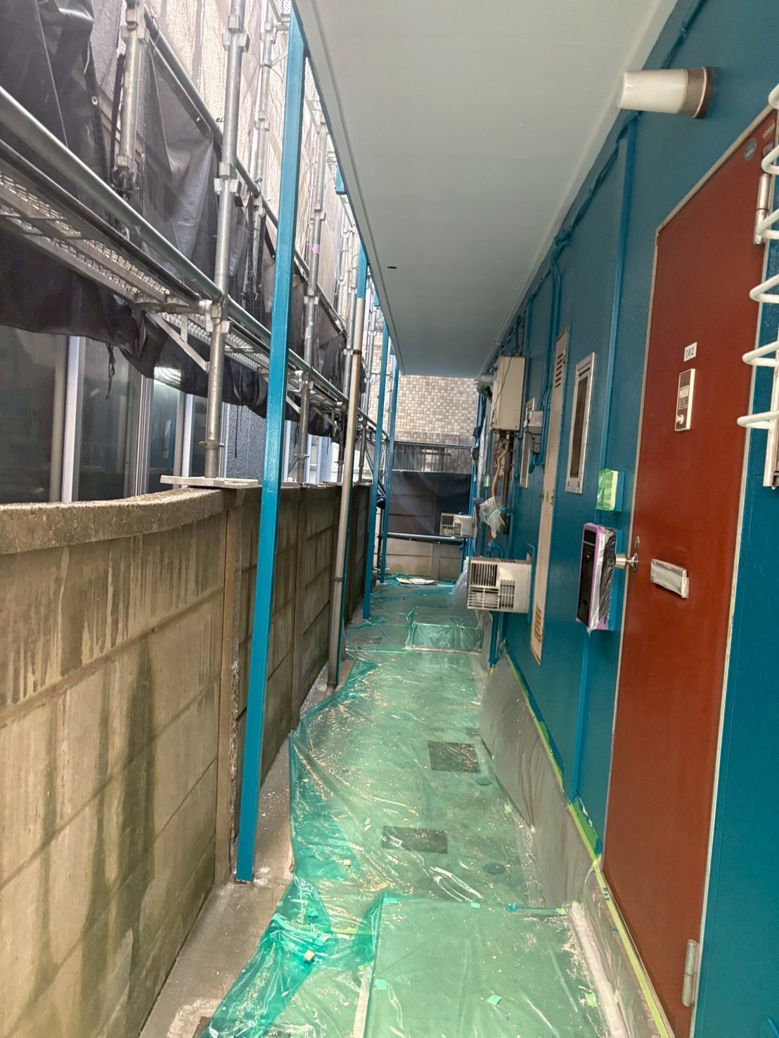 屋根の上塗り作業