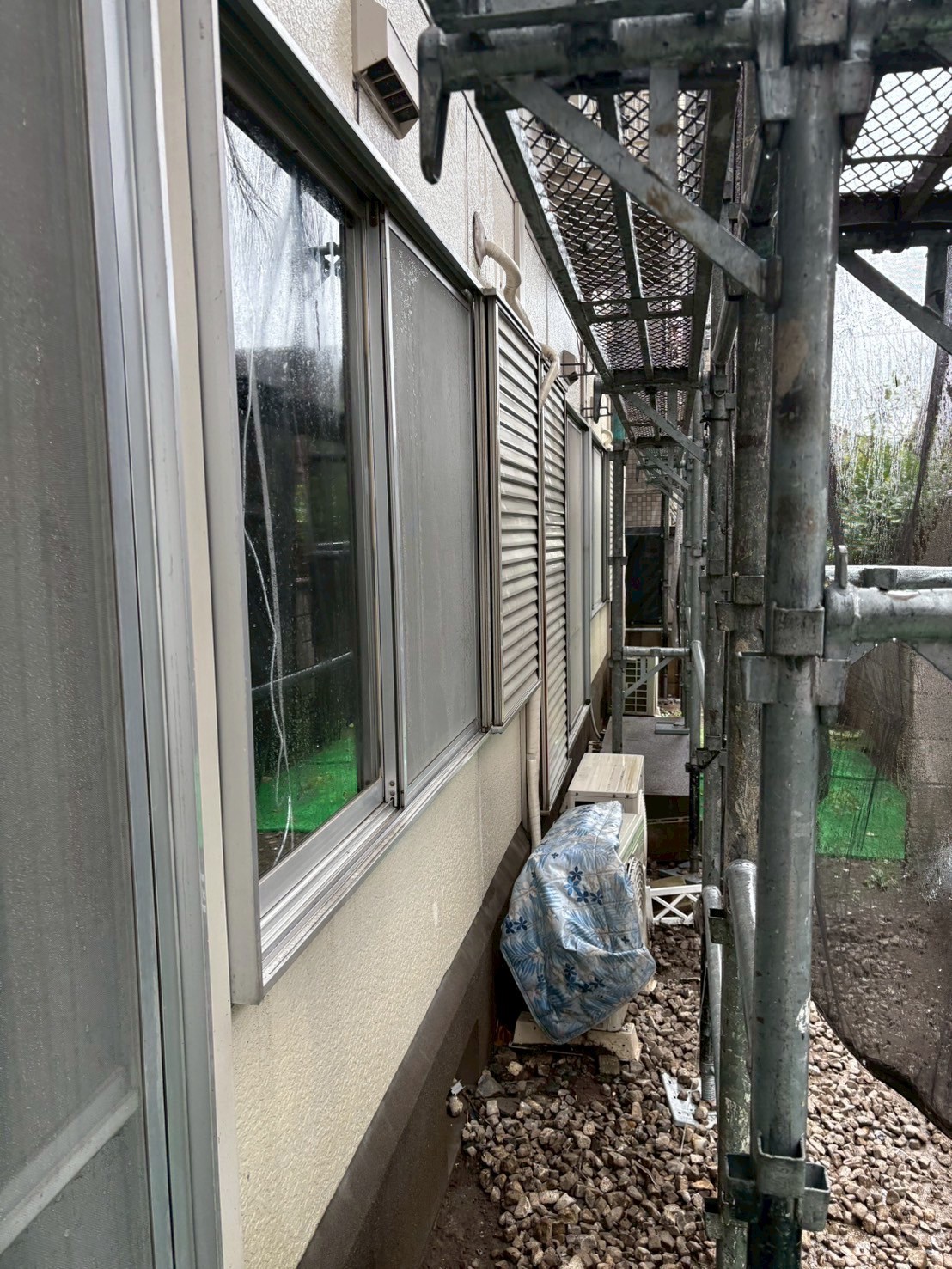 建物裏の狭小スペース