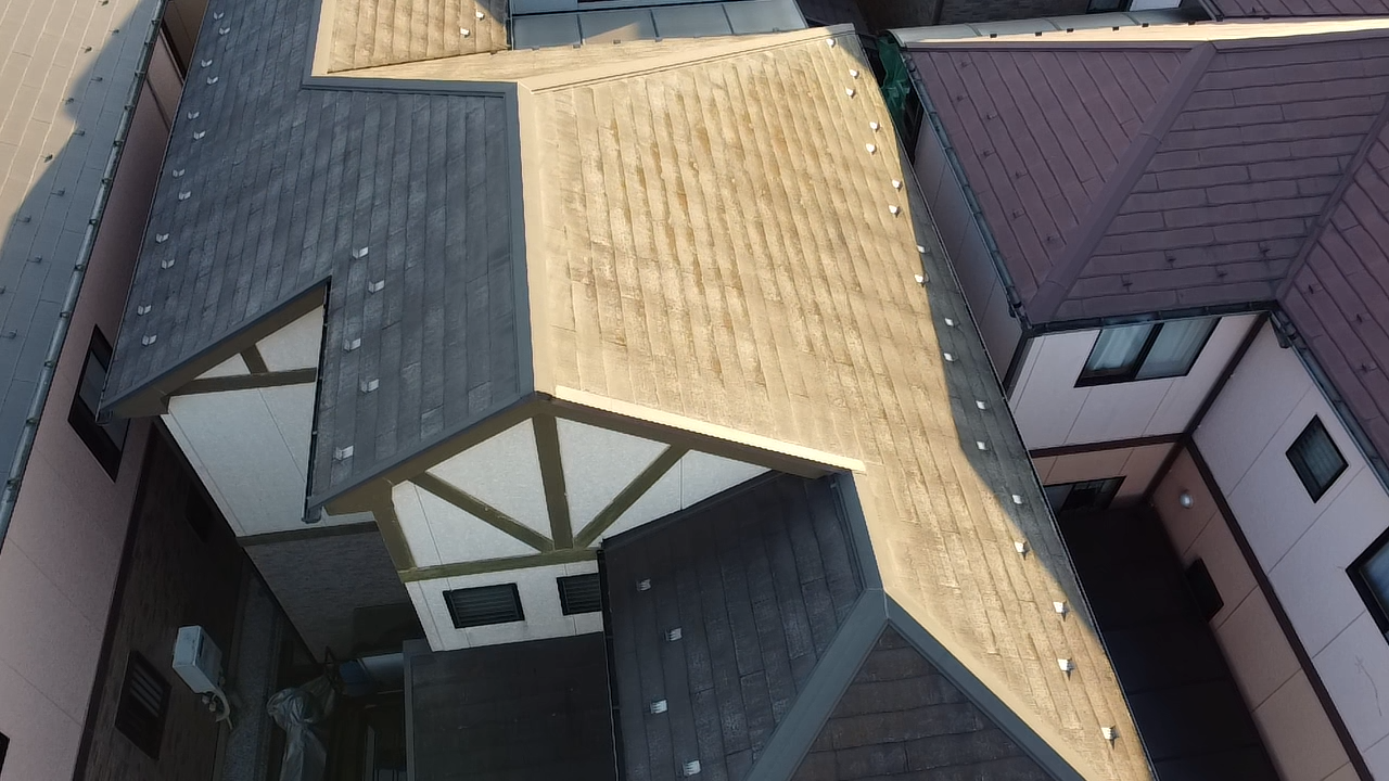 複合屋根のスレート瓦の全体写真