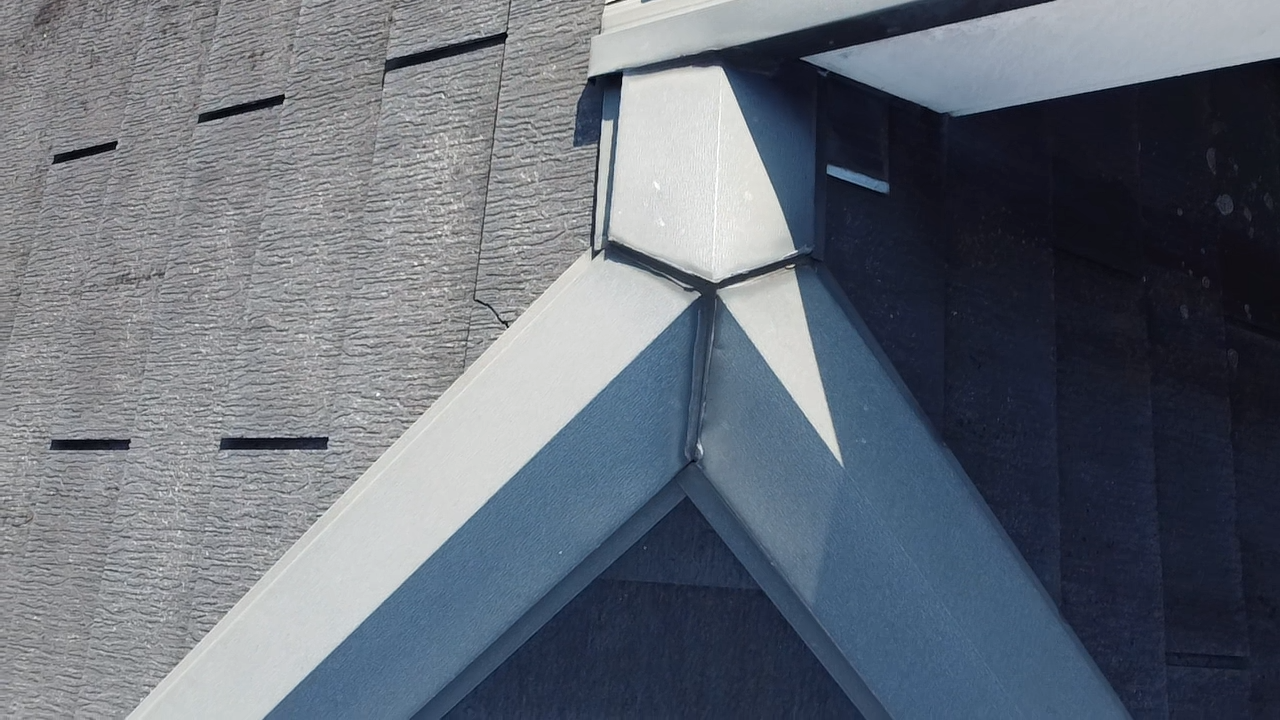 スレート屋根上部の棟板金の様子