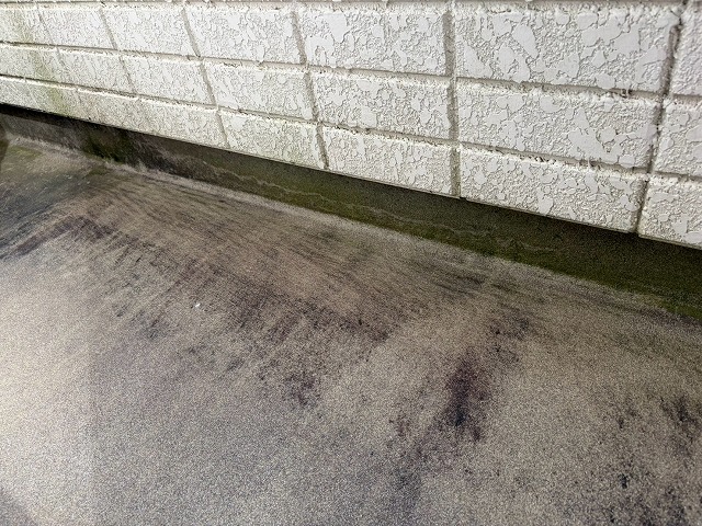 ベランダ床の汚れ