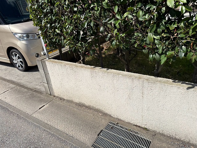 塀に付着した雨だれ汚れ