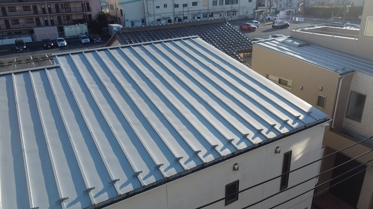 シルバーの金属屋根