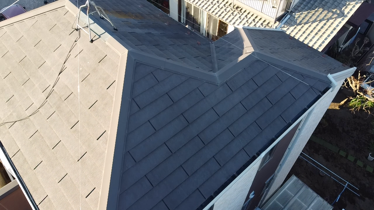 さいたま市西区で劣化したスレート屋根に色褪せや苔を確認。塗膜の劣化は危険？