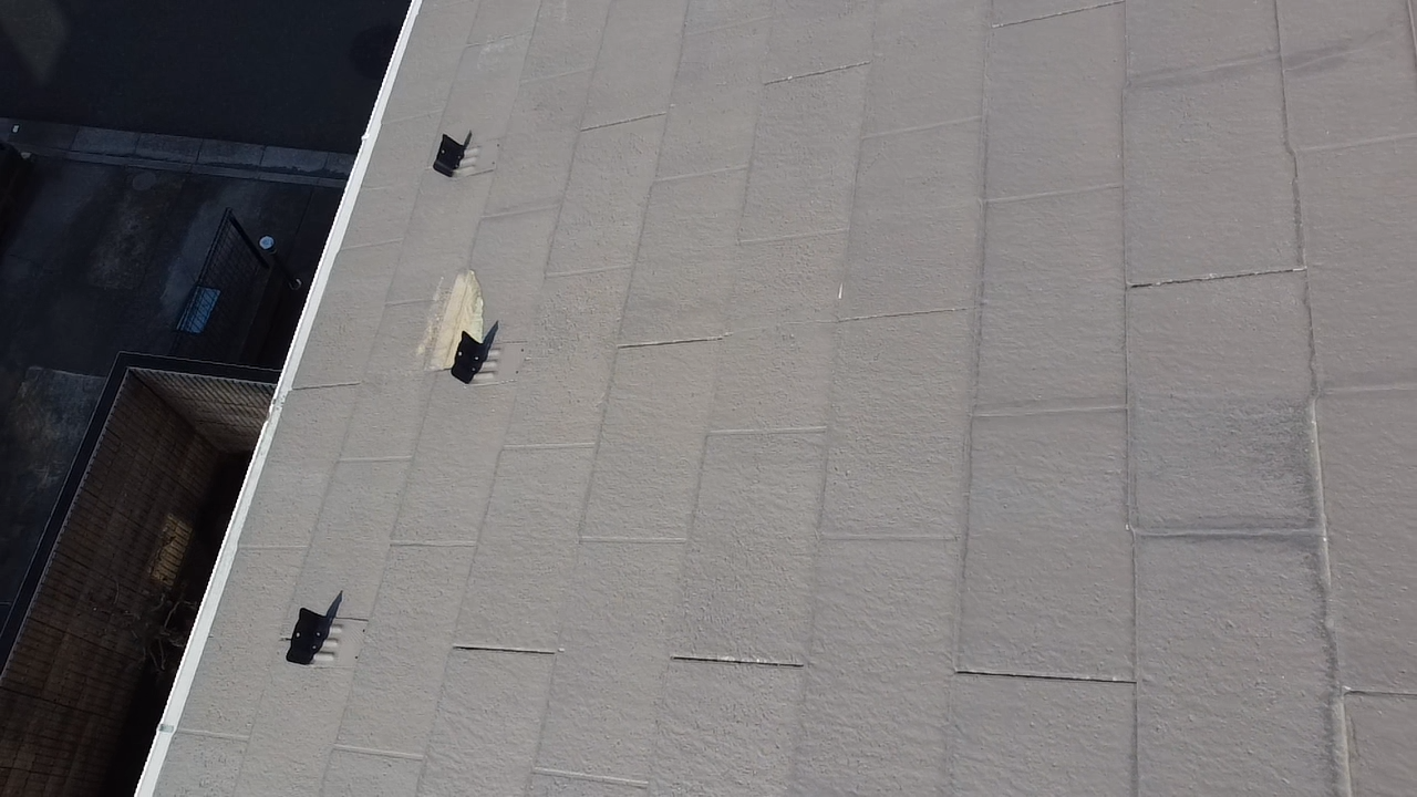 屋根材が欠けているスレート屋根