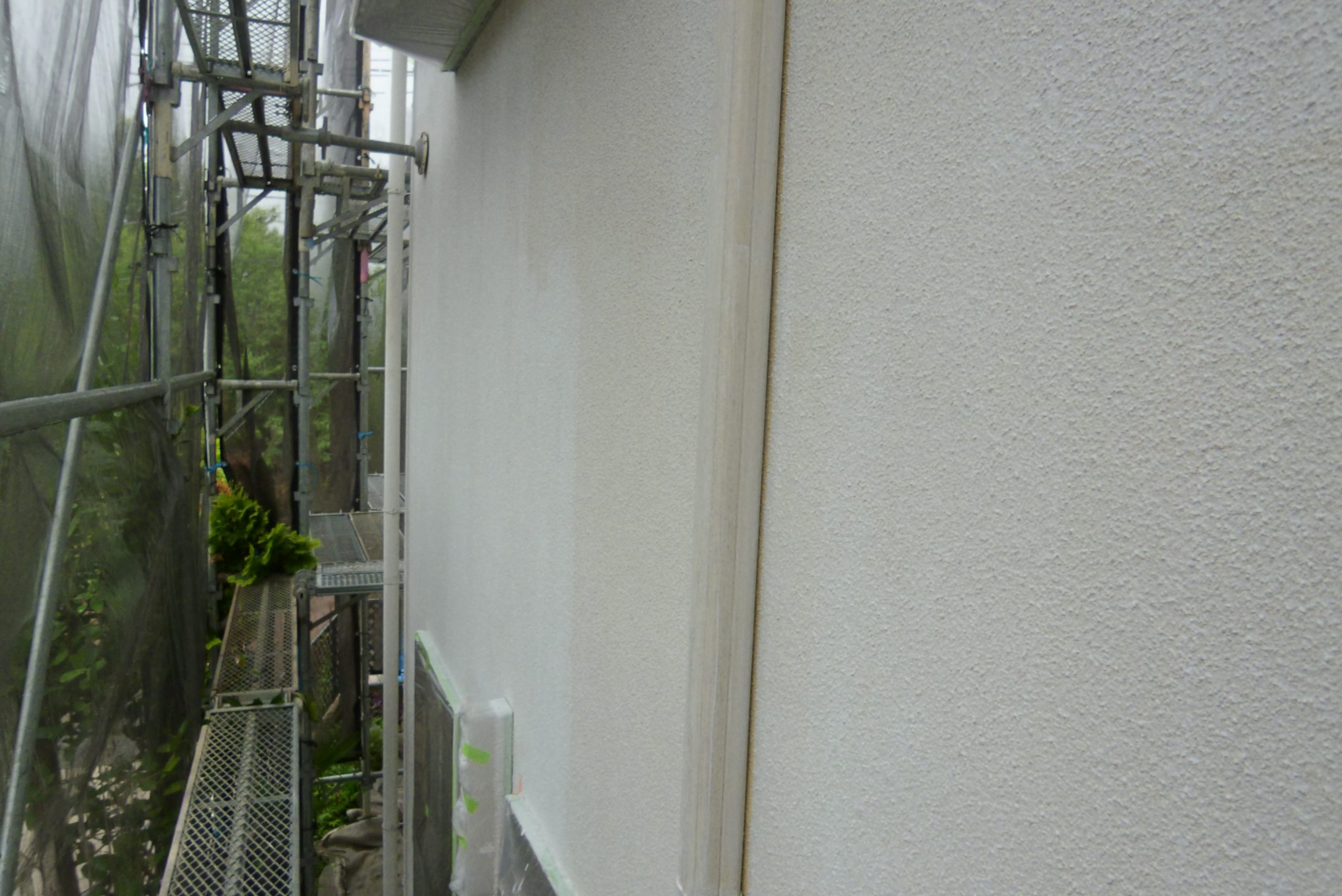 白系の塗料で下塗り作業