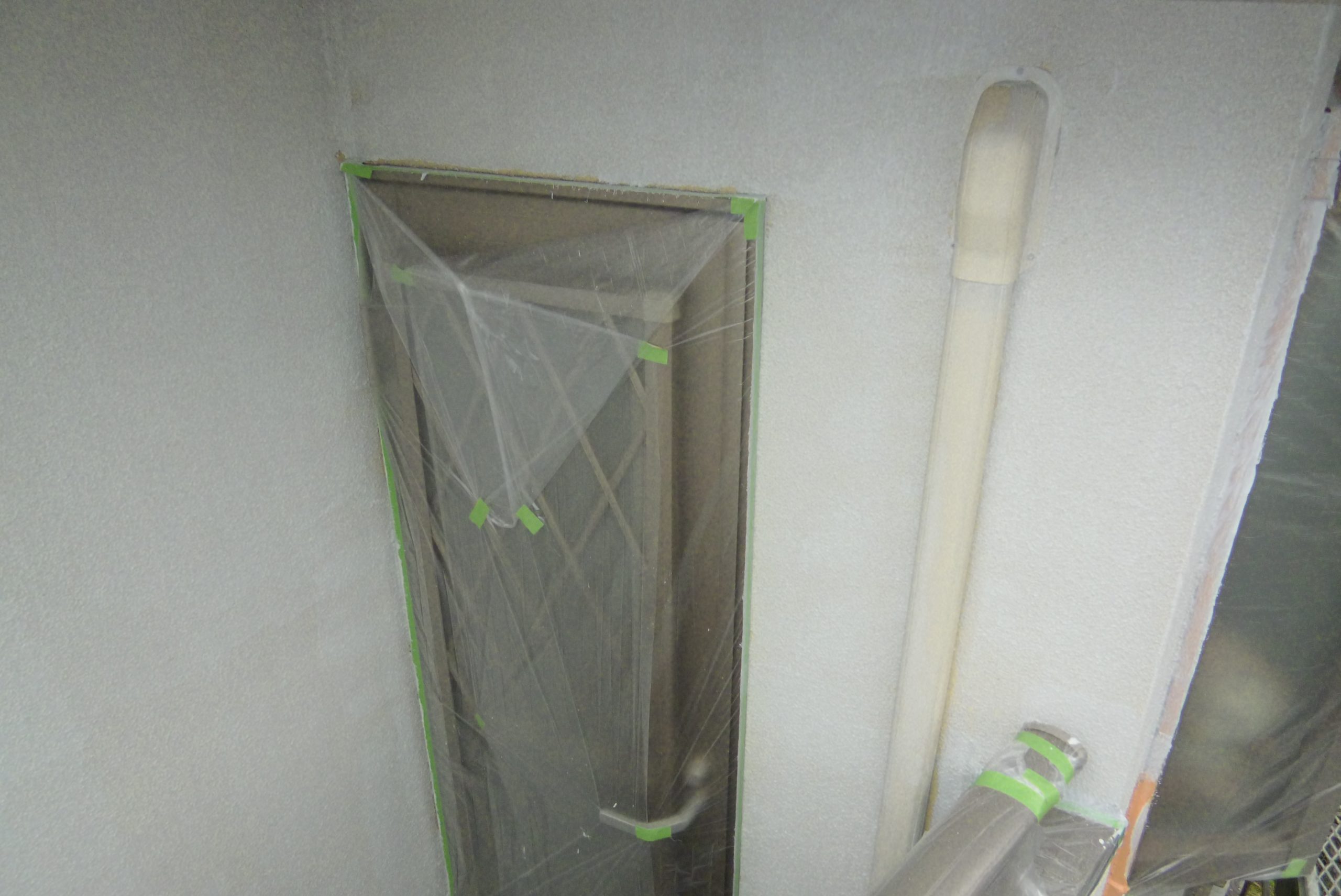 サッシ周りも塗装前にしっかりと養生