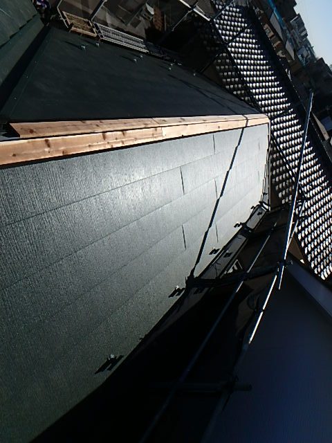 屋根頂上部から屋根カバー工事の進捗状況を撮影