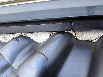 屋根の漆喰部分が亀裂
