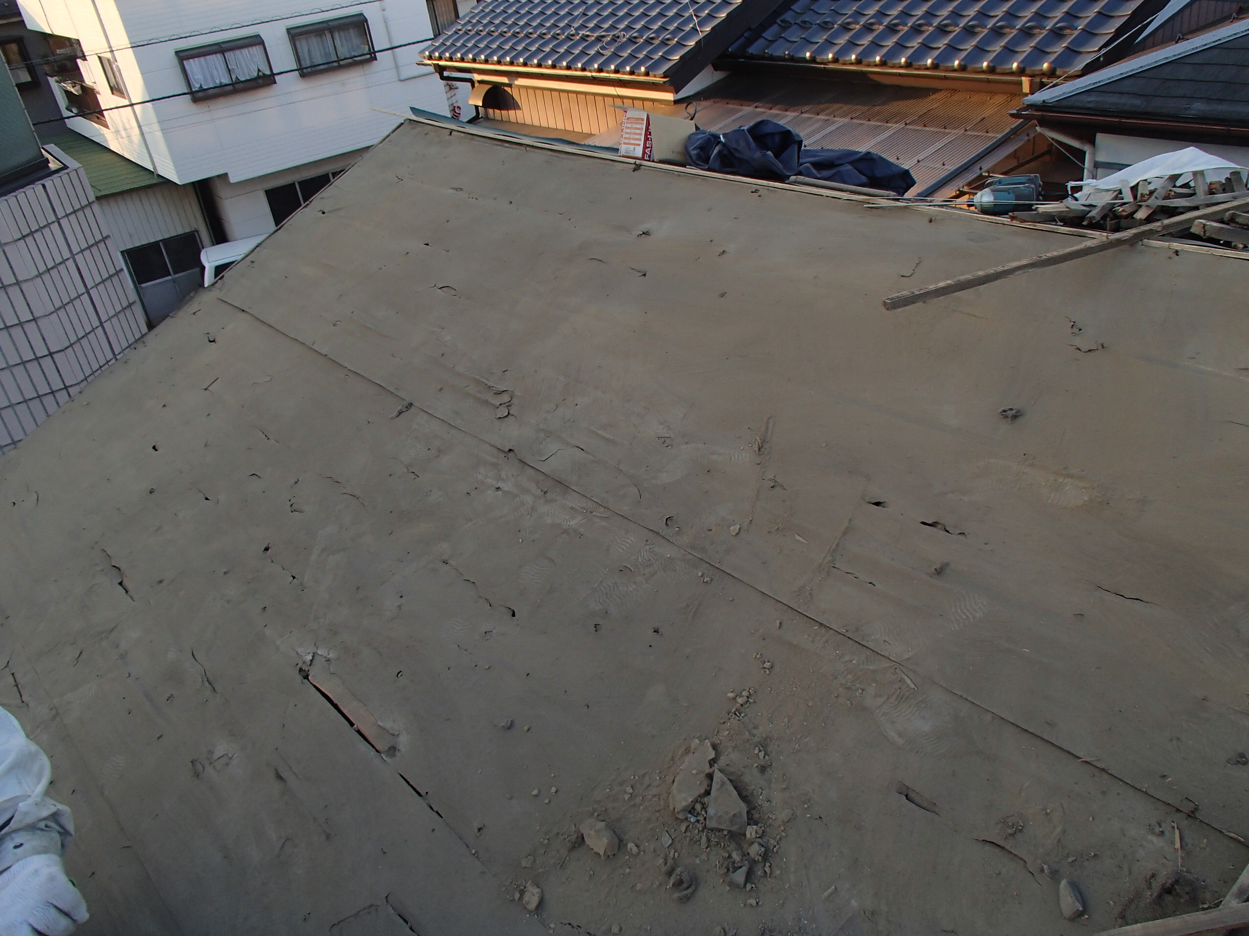 川口市で屋根葺き替え工事！雨漏りを防ぐ野地板と防水シートの下地施工の重要性