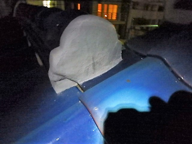 鬼瓦の形に合わせて漆喰を塗り固めた