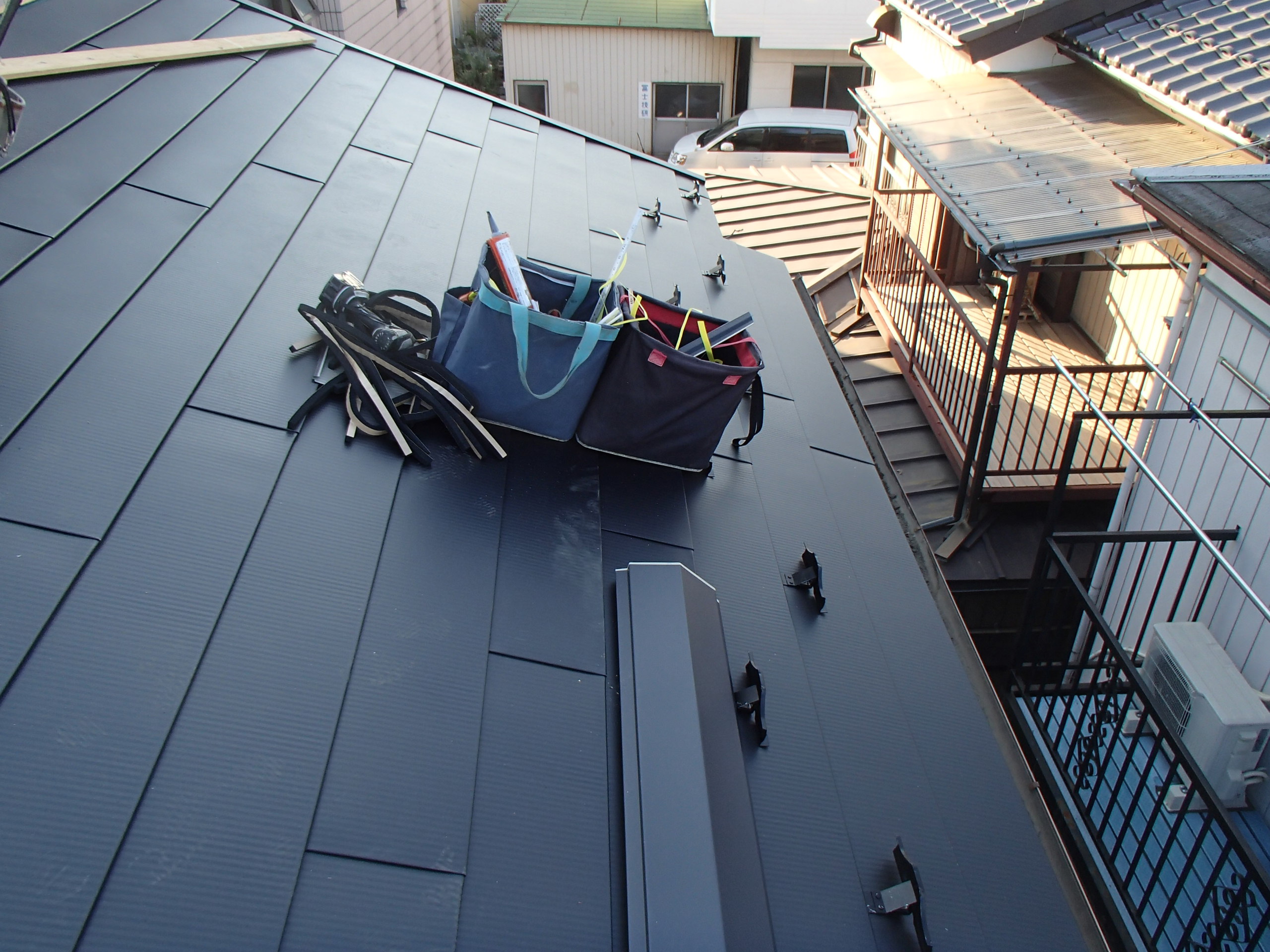 取り付け前の棟板金が乗っている金属屋根