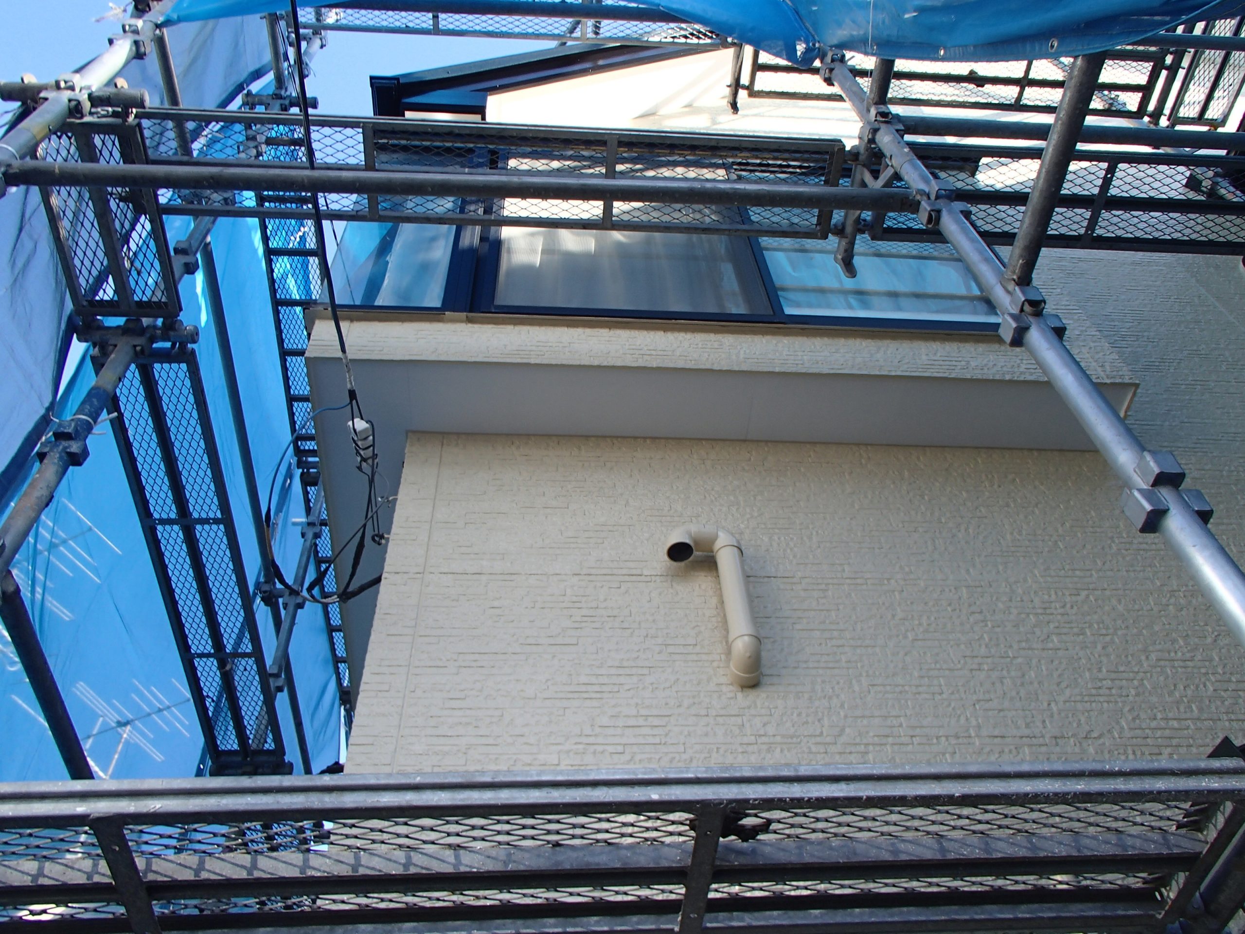 塗装完了した建物をしたから見上げる