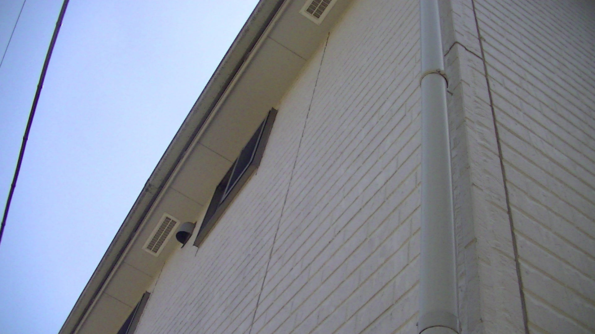 シーリングが黒ずんだ白い外壁