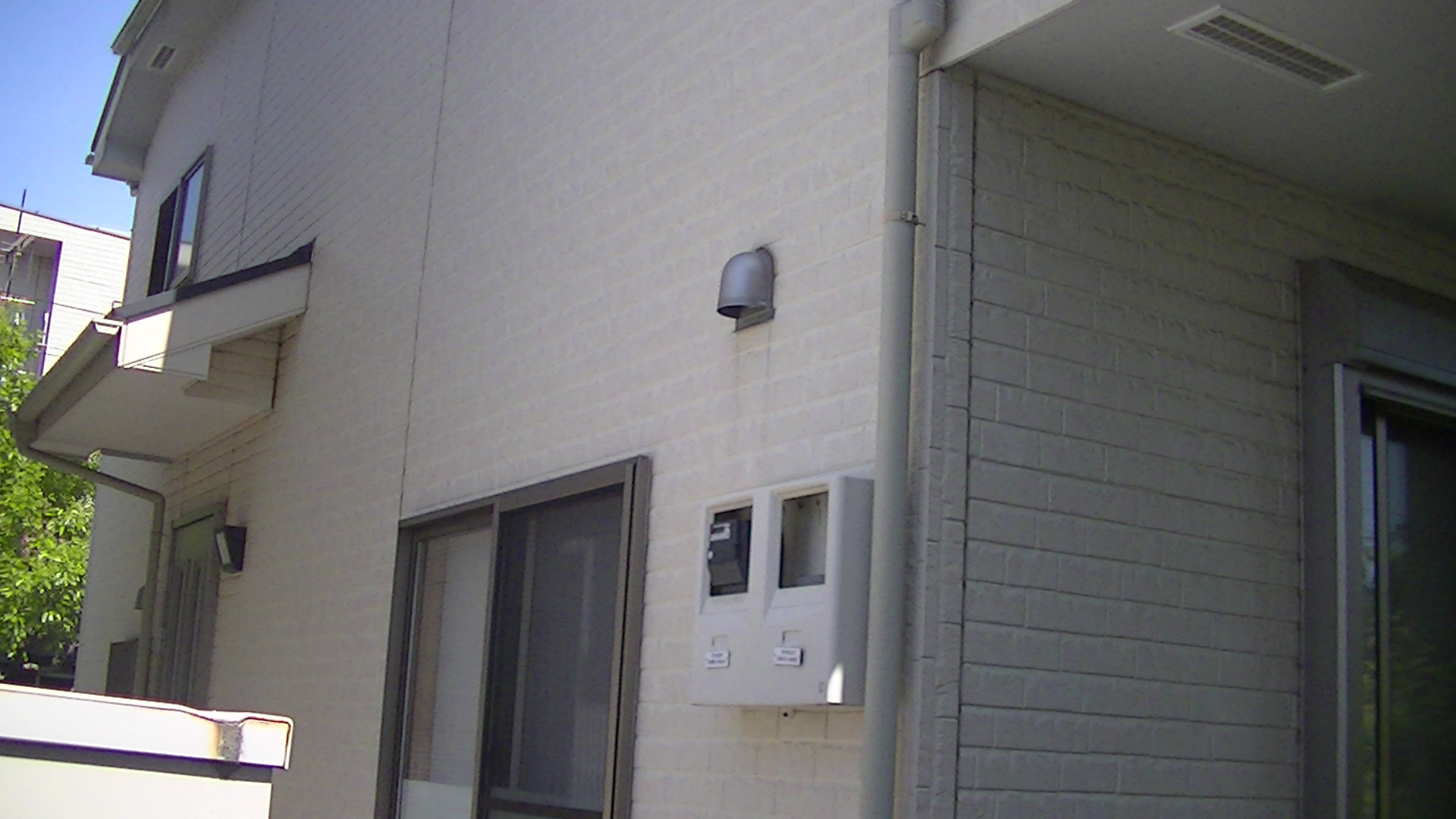 雨垂れ汚れが付着した白い外壁