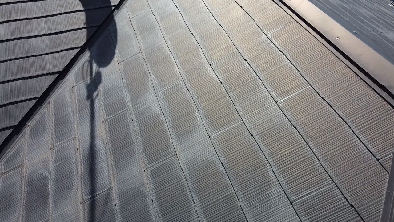 色褪せたスレート屋根のアップ