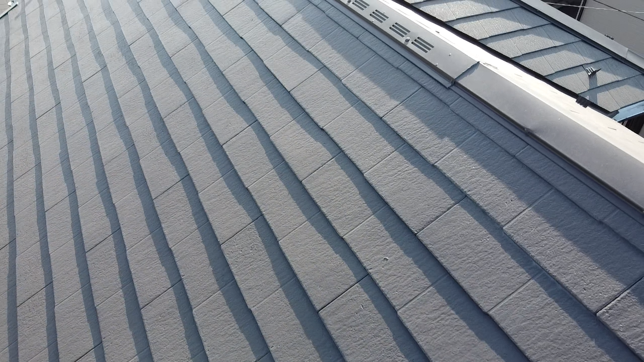 棟板金とグレーに塗替えたスレート屋根