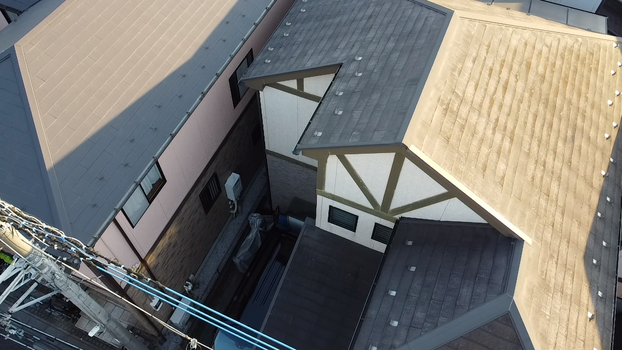 越谷市で一戸建ての外壁にひび割れ、屋根には苔の発生があり塗装工事をご提案