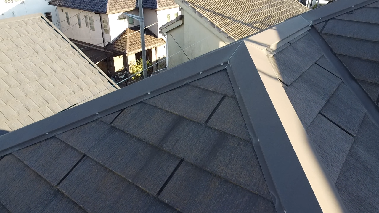 棟板金と劣化したスレート屋根