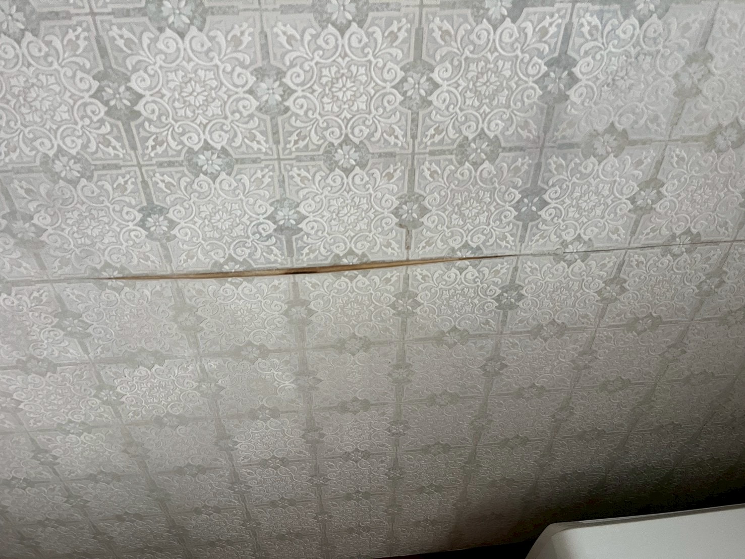 川口市｜天井のクロスの剥がれは雨漏りのサイン。外壁のシーリングにもひび割れを確認