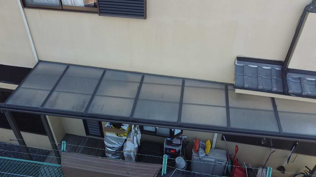 少し汚れが目立つ雨垂れが目立つベージュの外壁