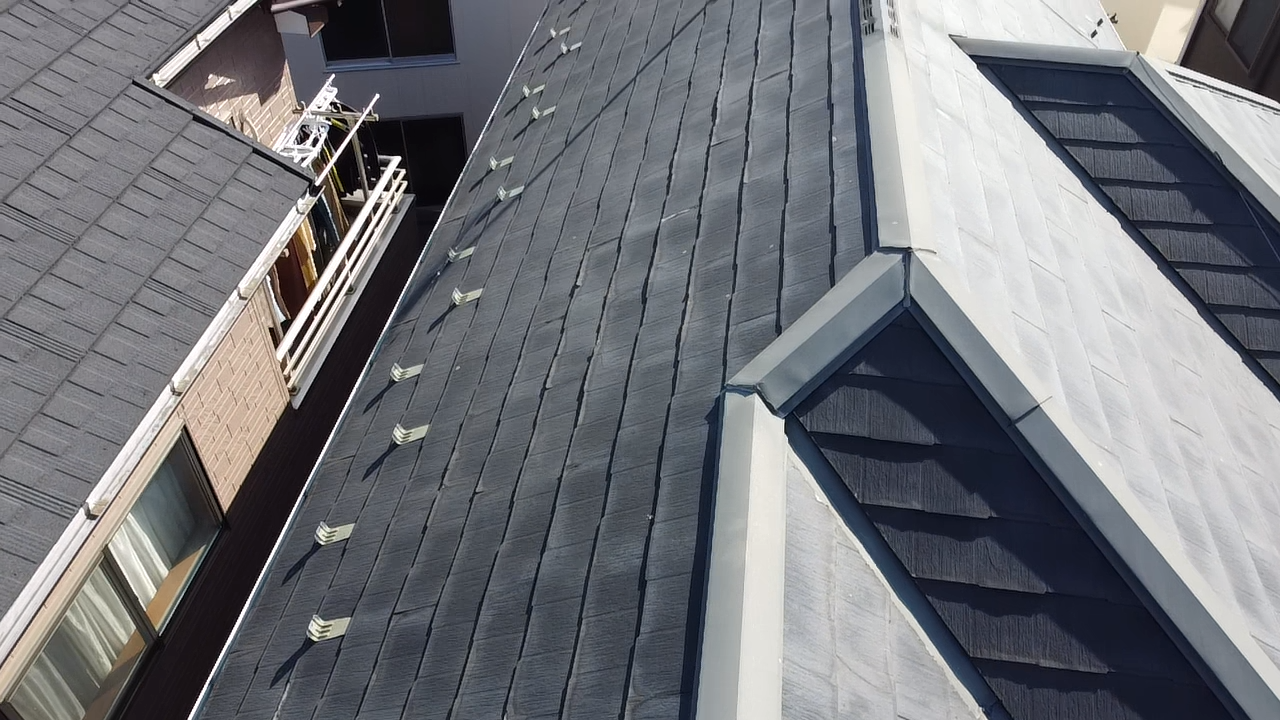 さいたま市緑区で色褪せが気になるスレート屋根の点検。屋根以外にも苔やカビを確認