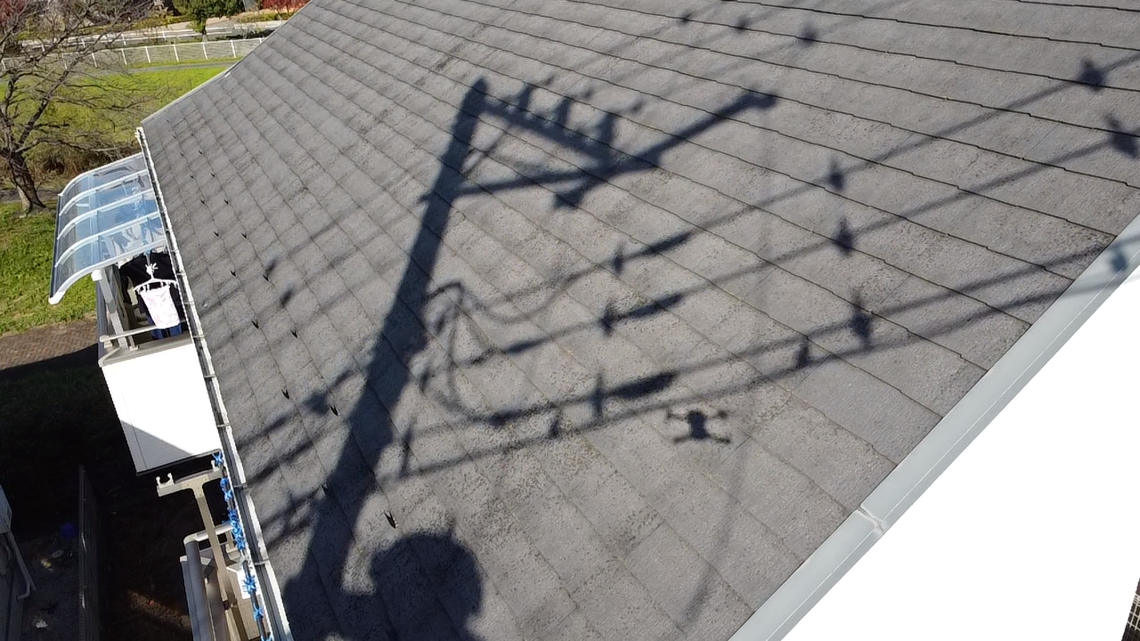 さいたま市見沼区でスレート屋根点検！苔や棟板金の浮きのほか軒天の黒ずみも確認