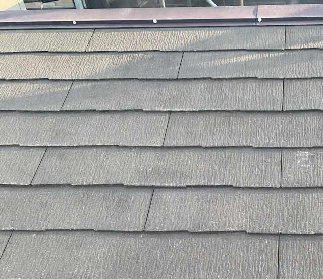 志木市で外壁のコケや藻の発生・屋根の色あせが見られる施工前の屋根