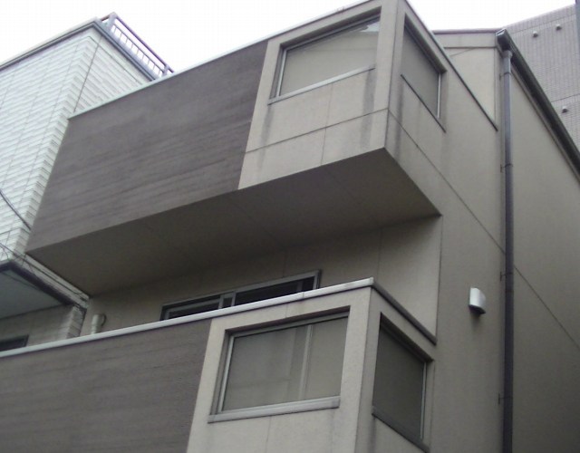 屋根カバー工事と外壁塗装を行う前の住宅の全体像