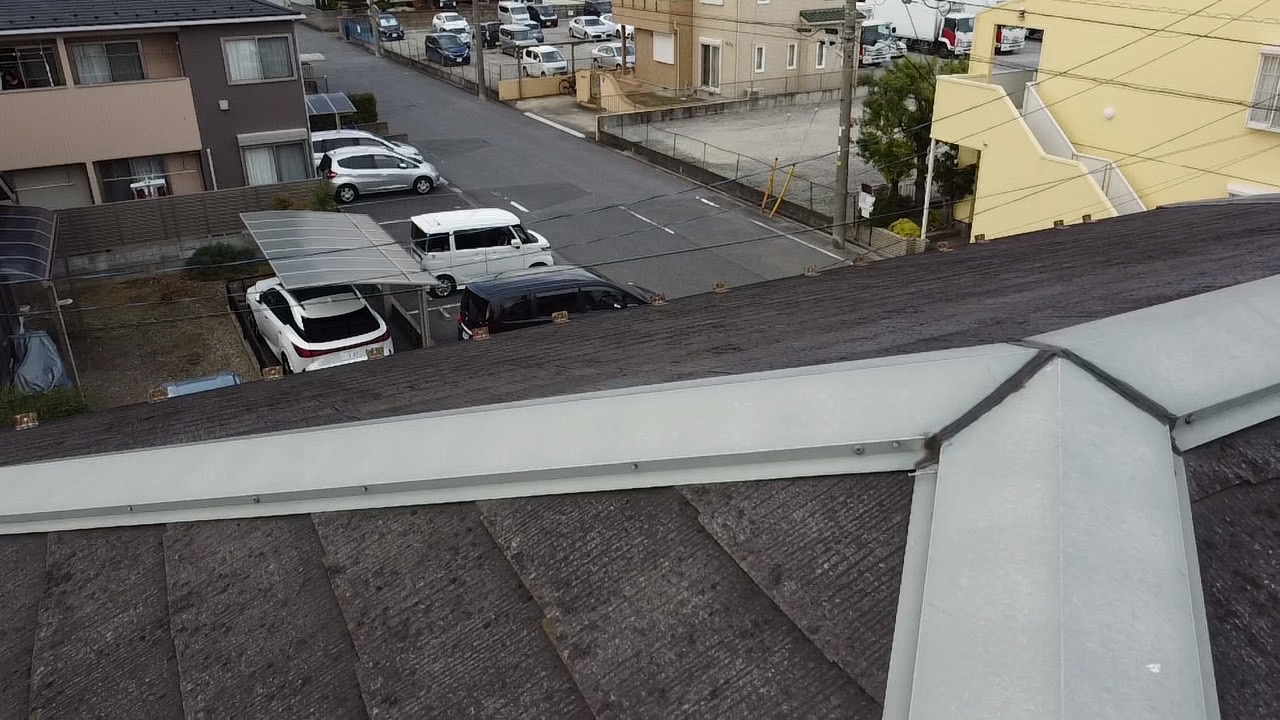 黒いスレートとシルバーの板金