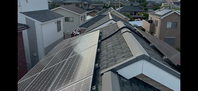 さいたま市西区で棟板金が色褪せ。塗装不要の屋根でも板金塗装は必須