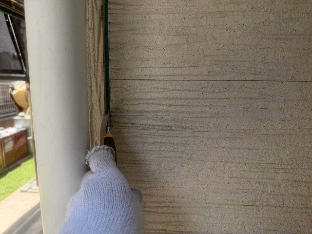 カッターで切れ目を入れている様子