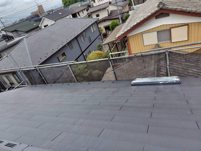 スレート塗り替え作業中