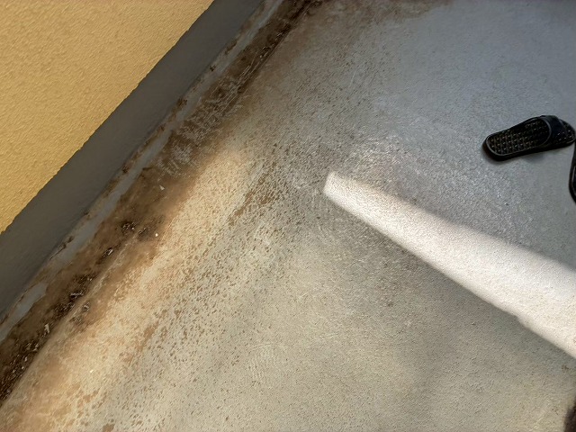 ベランダ調査　防水機能が低下　汚れ