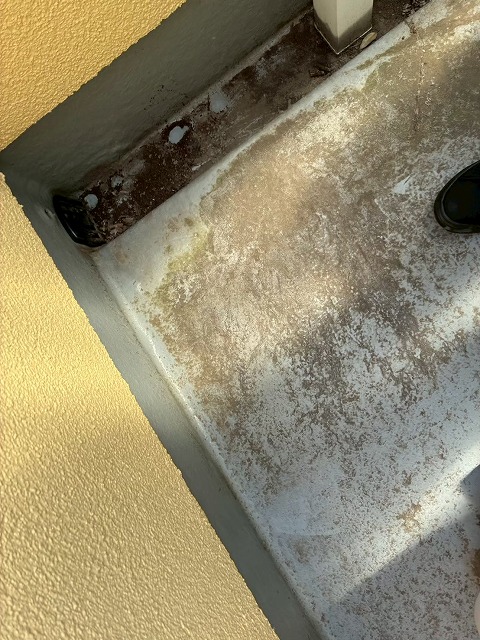 ベランダ調査　トップコートがすり減った状態