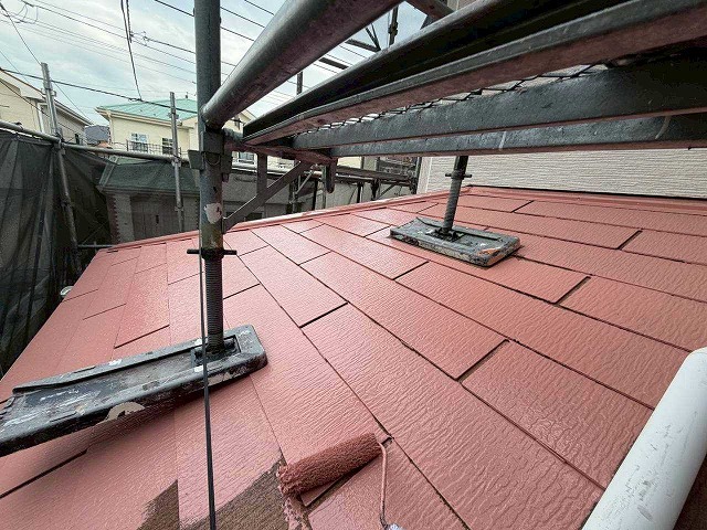 下屋根の中塗り作業