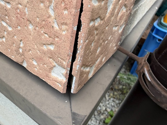 出隅の割れ隙間