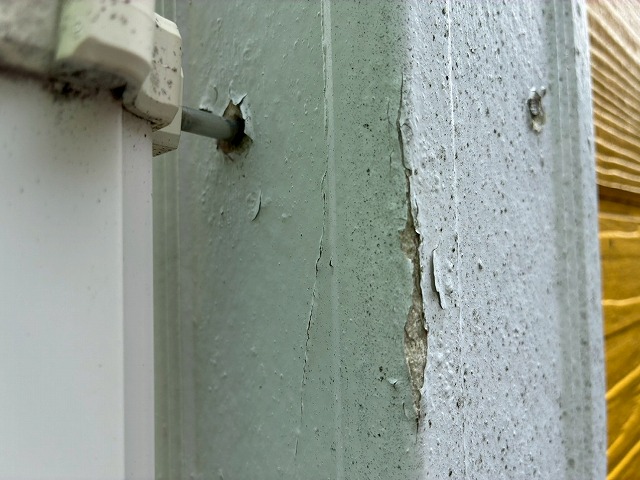 出隅の塗膜剥がれ