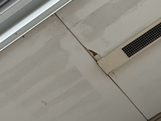 吉川市にて軒天の黒ずみとボード破損を確認！塗装と部分補修のご提案