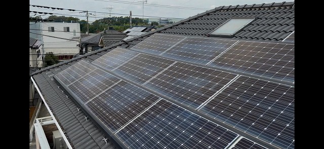 吉川市にて太陽光パネルが載った洋瓦屋根の雨漏り調査