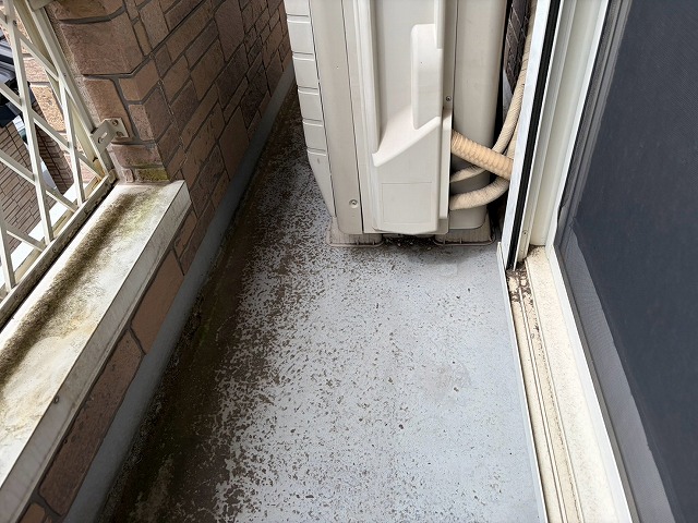 汚れが溜まったバルコニー床