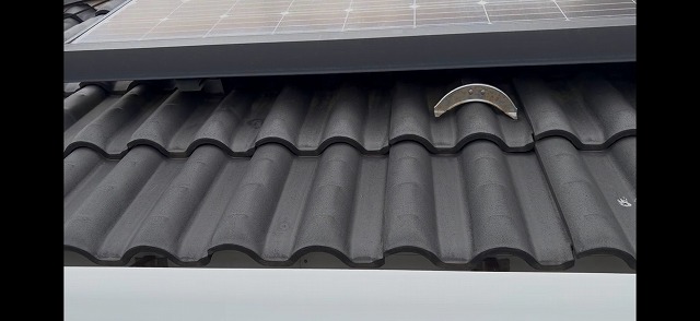 瓦に固定された太陽光パネルの支持金具周辺