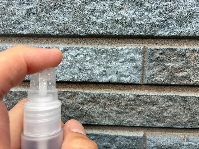 さいたま市見沼区で壁の吸水テスト！色褪せと塗装メンテナンス