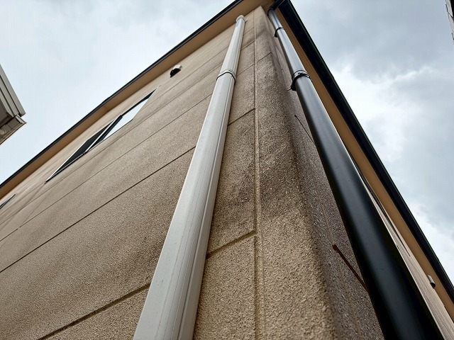 さいたま市見沼区で雨だれ汚れが目立つALC外壁の戸建てにて調査