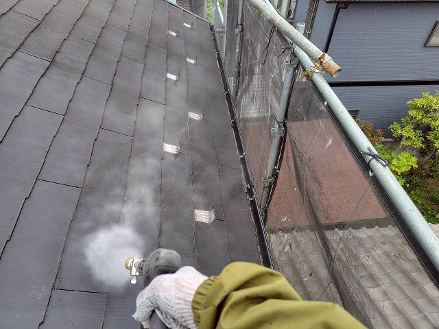 さいたま市見沼区で高圧洗浄。屋根・外壁・玄関タイルの汚れ落としで綺麗に！