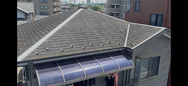 戸田市でコケの発生したスレート屋根の調査！塗装ではなくカバー工法を提案
